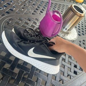 Nike Black and white Revolution 5 trainers shoes